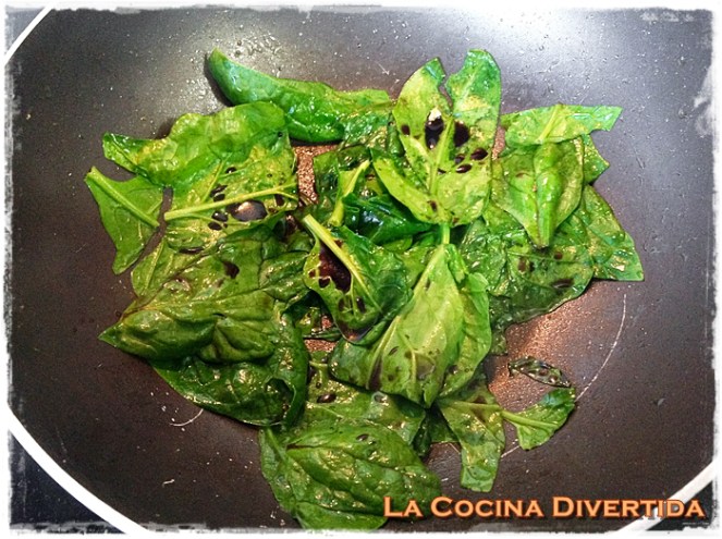 noodles con espinacas langostinos y soja