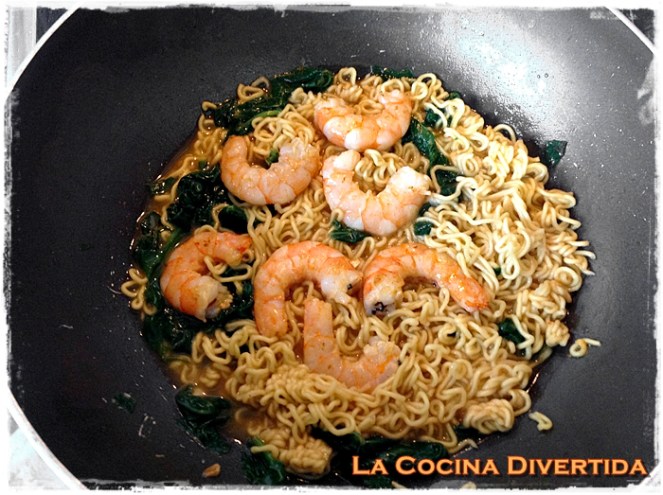 noodles con espinacas langostinos y soja