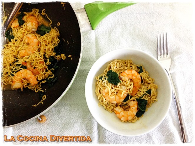 noodles con espinacas langostinos y soja