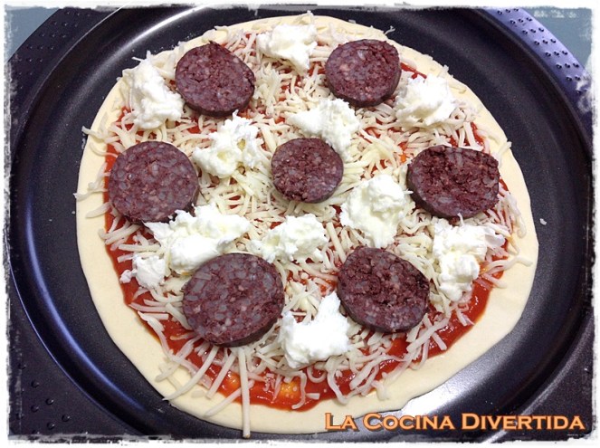 pizza casera de morcilla y mozzarella