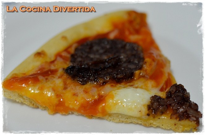 pizza casera de morcilla y mozzarella