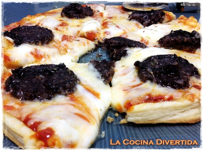 pizza casera de morcilla y mozzarella