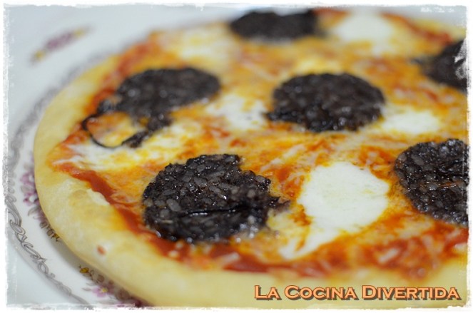 pizza casera de morcilla y mozzarella
