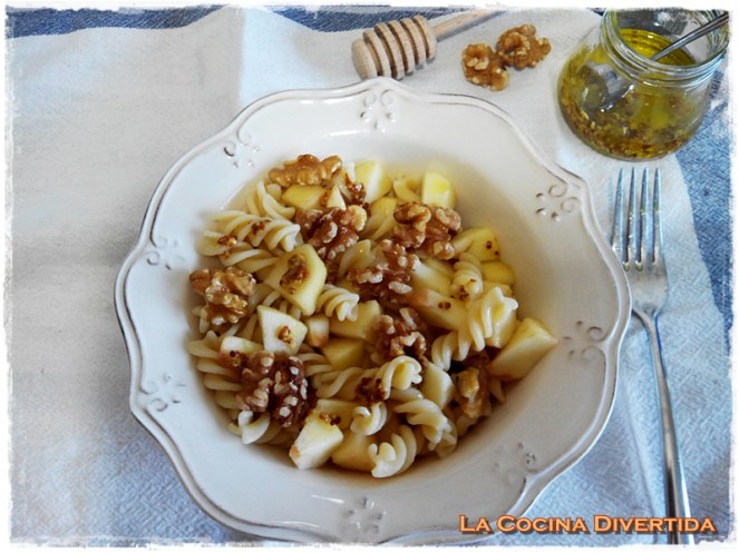 Ensalada de pasta con manzana, nueces y vinagreta de mostaza
