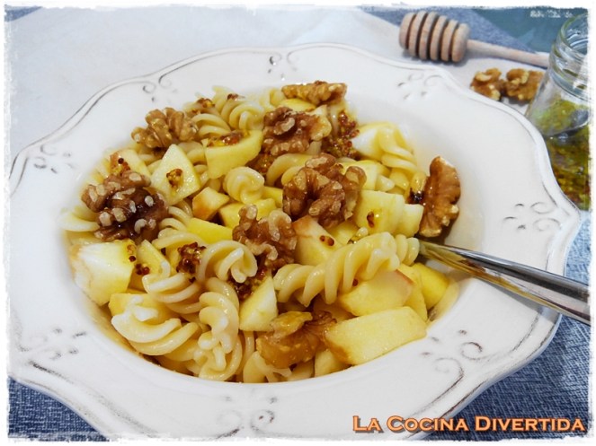 Ensalada de pasta con manzana, nueces y vinagreta de mostaza