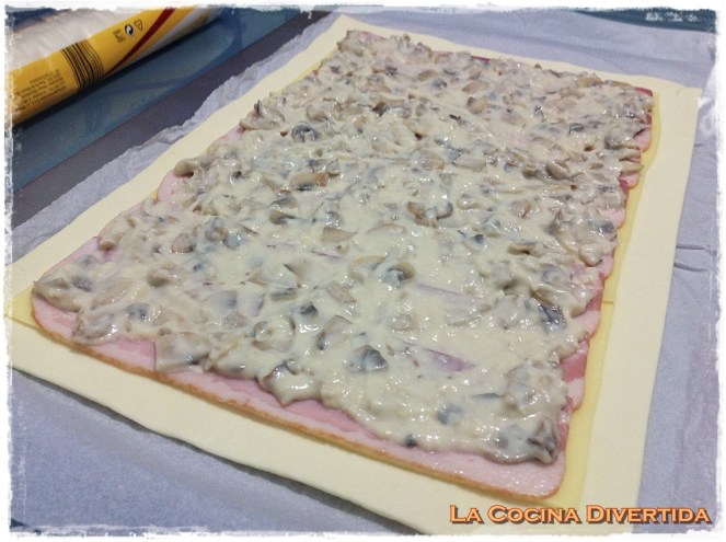 empanada de bacon, queso y crema de champiñones