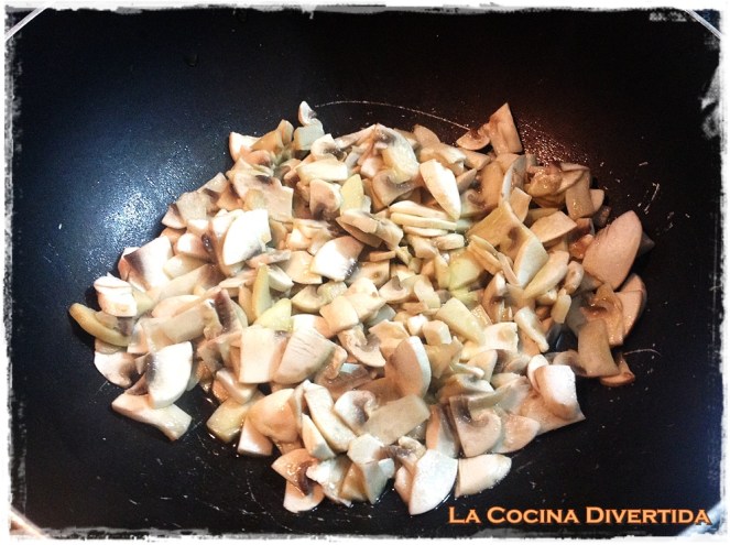 empanada de bacon, queso y crema de champiñones