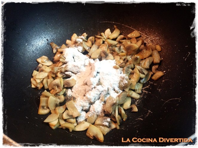 empanada de bacon, queso y crema de champiñones