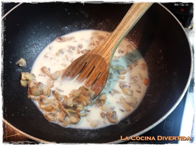 empanada de bacon, queso y crema de champiñones