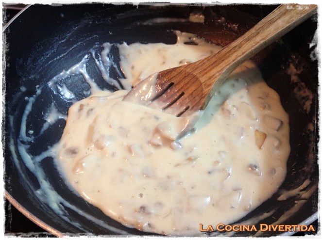 empanada de bacon, queso y crema de champiñones