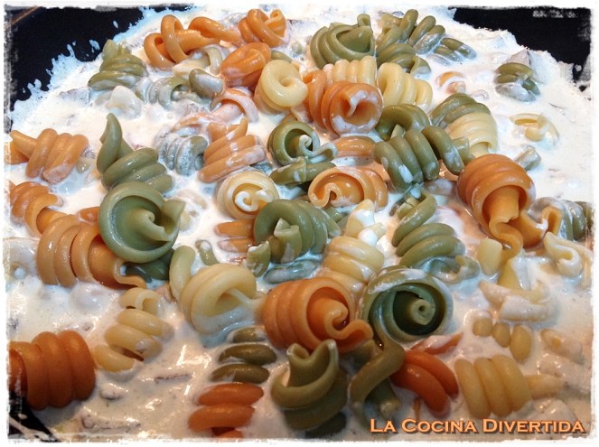 espirales de pasta con setas de temporada y bacon