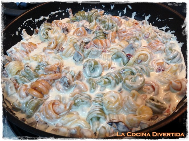 espirales de pasta con setas de temporada y bacon