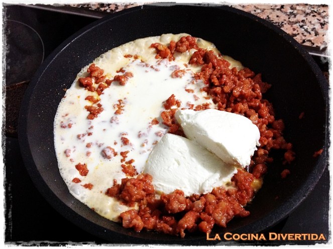 canapé de paté de chorizo con huevo de codorniz