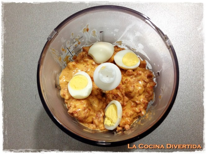 canapé de paté de chorizo con huevo de codorniz