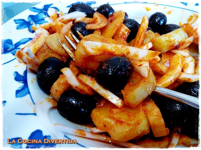 Ensalada de patata y aceitunas negras con pimentón