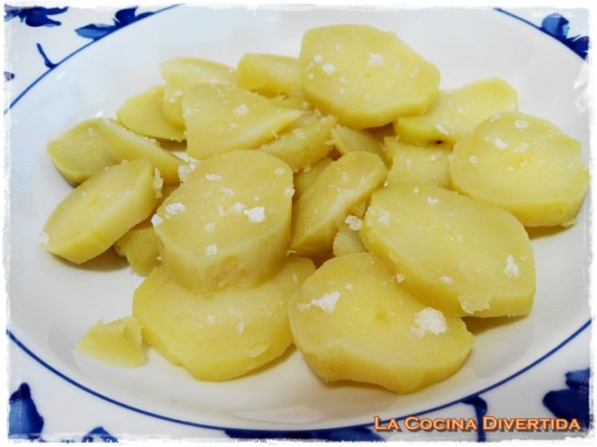 Ensalada de patata y aceitunas negras con pimentón