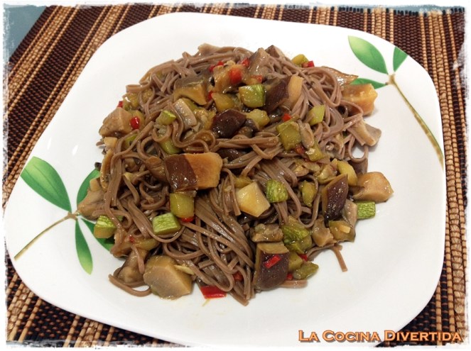 fideos soba con setas y calabacín