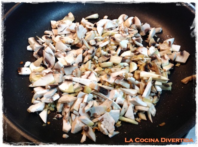 tallarines con champiñones y queso gorgonzola