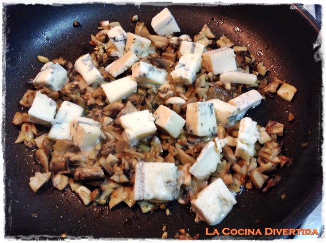 tallarines con champiñones y queso gorgonzola