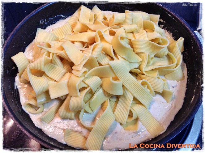 tallarines con champiñones y queso gorgonzola