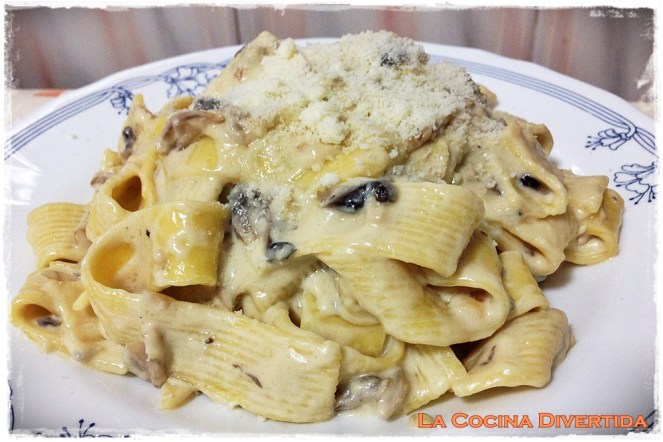 tallarines con champiñones y queso gorgonzola