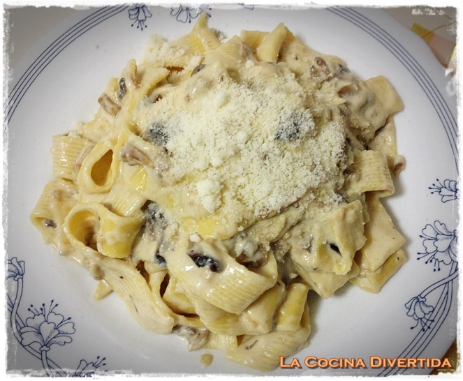tallarines con champiñones y queso gorgonzola