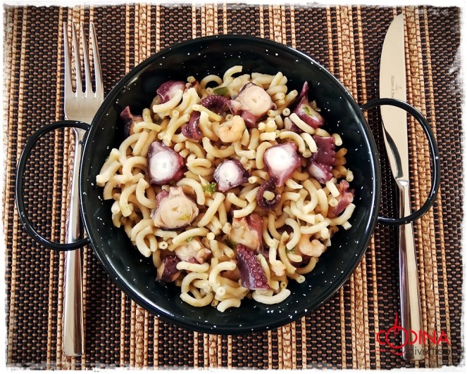 fideua de pulpo con gambas