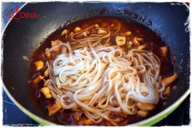 espaguetis arroz calamares tomate soja tamari