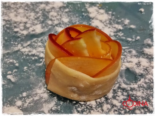 flores de hojaldre y manzana