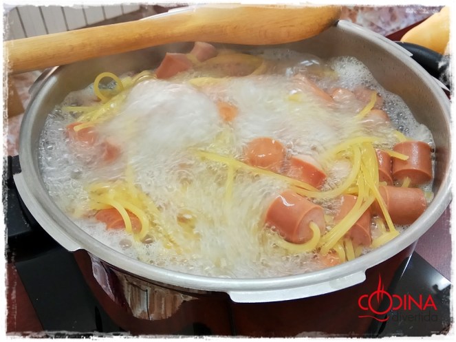 espaguetis con salchichas y tomate para niños