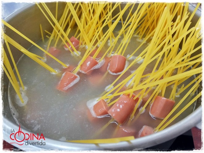 espaguetis con salchichas y tomate para niños