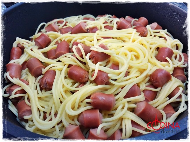 espaguetis con salchichas y tomate para niños