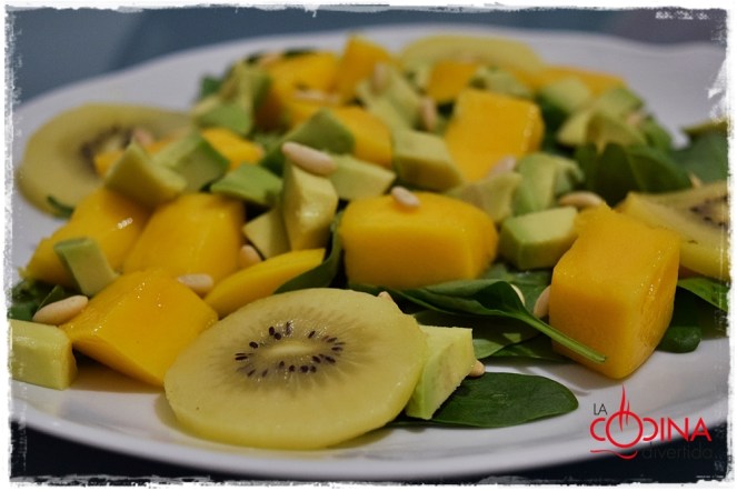 ensalada de espinacas con mango kiwi y aguacate