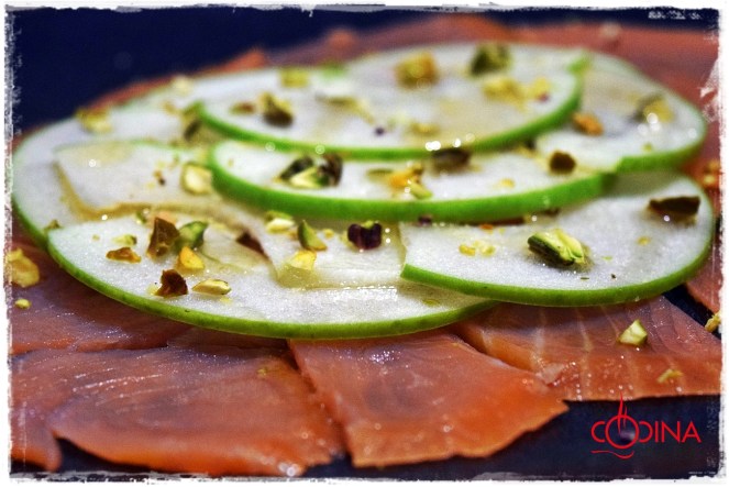 carpacco de salmon ahumado y manzana verde con pistachos y aceite de cacahuete