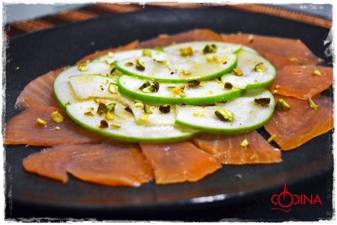 carpaccio de salmon ahumado y manzana verde con pistachos y aceite de cacahuete