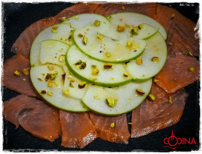 carpacco de salmon ahumado y manzana verde con pistachos y aceite de cacahuete