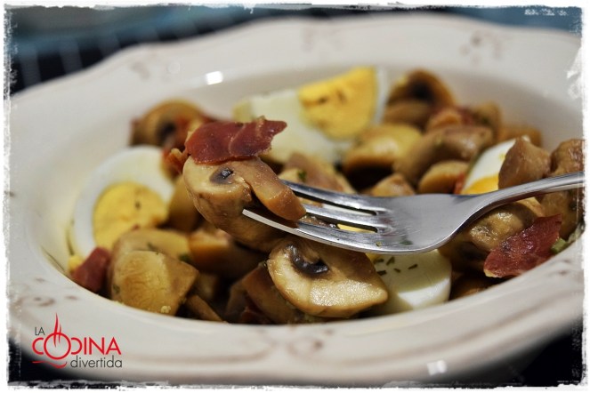 champiñones al ajillo con jamón
