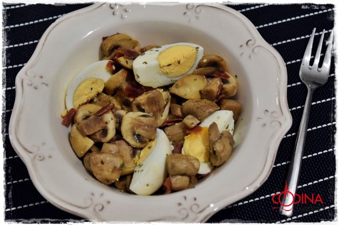 champiñones al ajillo con jamón