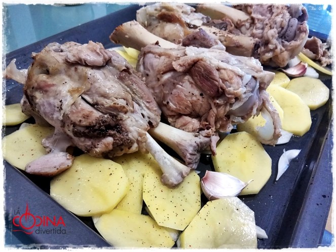 codillo asado con patatas