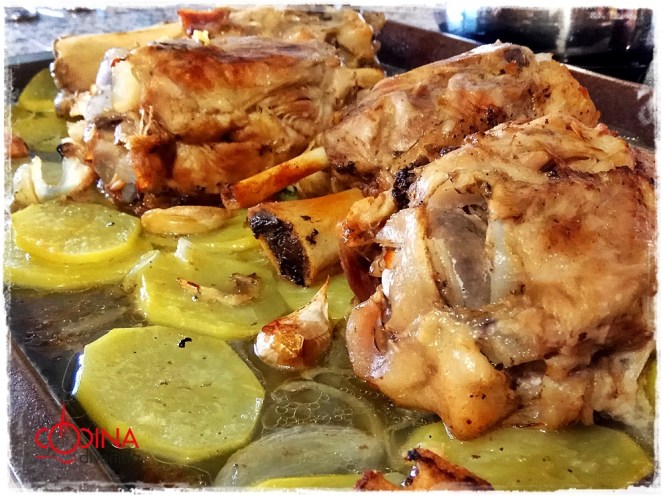 codillo asado con patatas