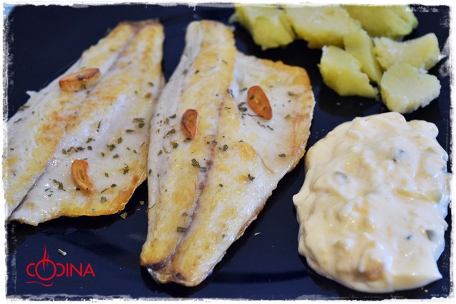 lubina a la plancha con salsa tártara