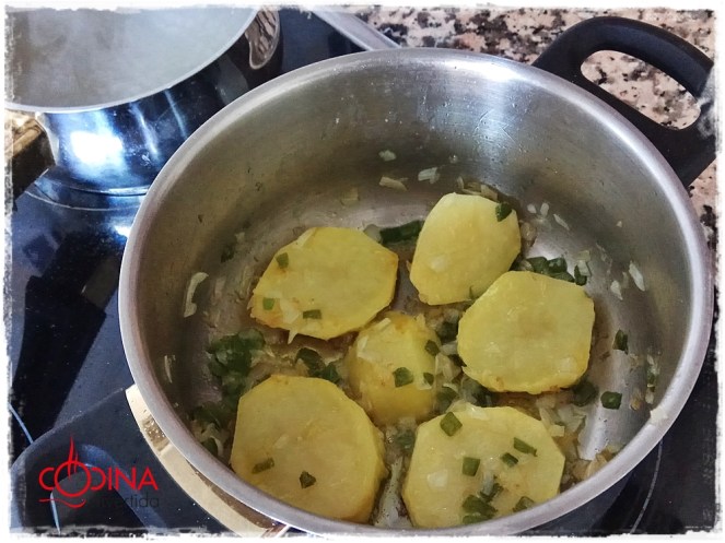 rosada en salsa con patatas