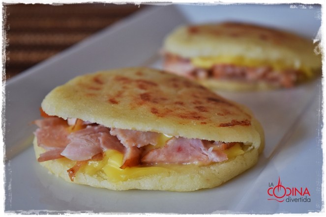 arepas rellenas de queso y lacón