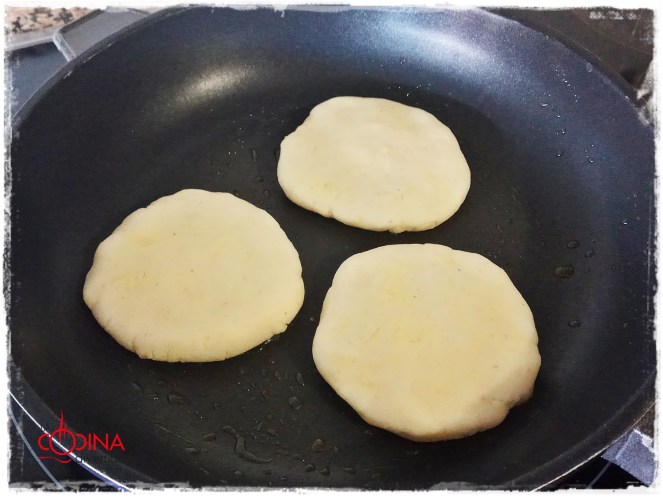 arepas rellenas de queso y lacón