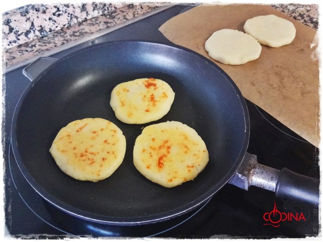 arepas rellenas de queso y lacón