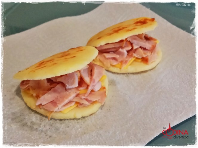 arepas rellenas de queso y lacón