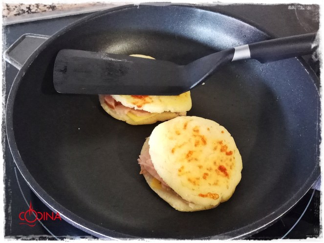 arepas rellenas de queso y lacón