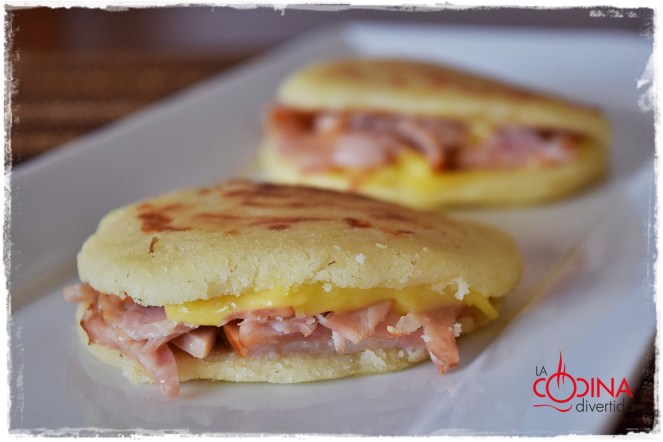 arepas rellenas de queso y lacón