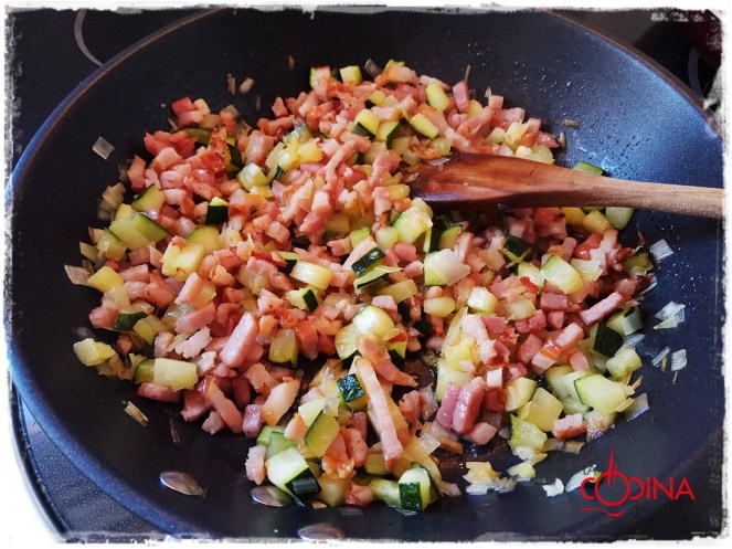 quiché de hojaldre con calabacín y bacon