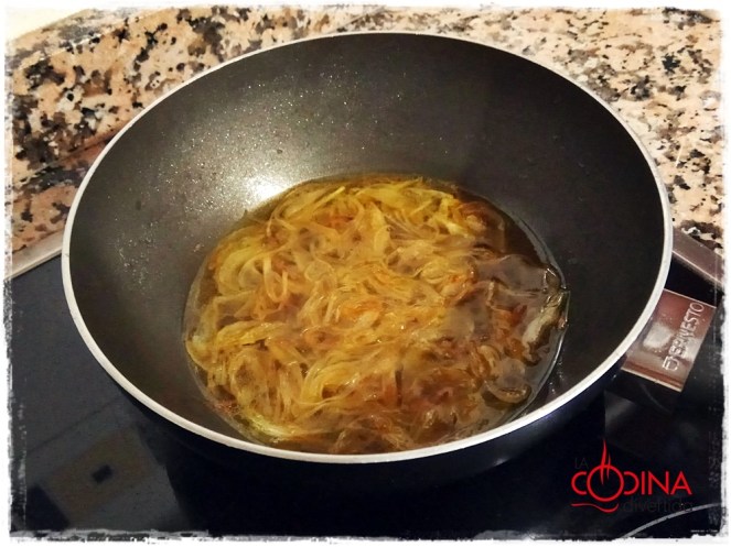 salchichas de pollo con tomate y vino añejo de Serrada